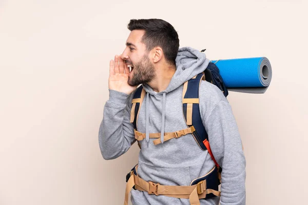Junger Bergsteiger Mit Großem Rucksack Über Isoliertem Hintergrund Der Mit — Stockfoto