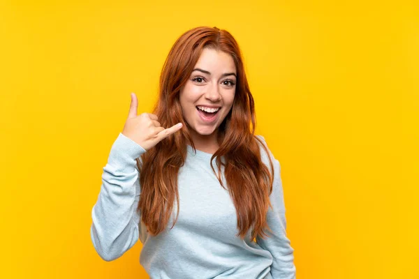 Teenager Rothaarige Mädchen Über Isolierten Gelben Hintergrund Machen Handygeste Rufen — Stockfoto