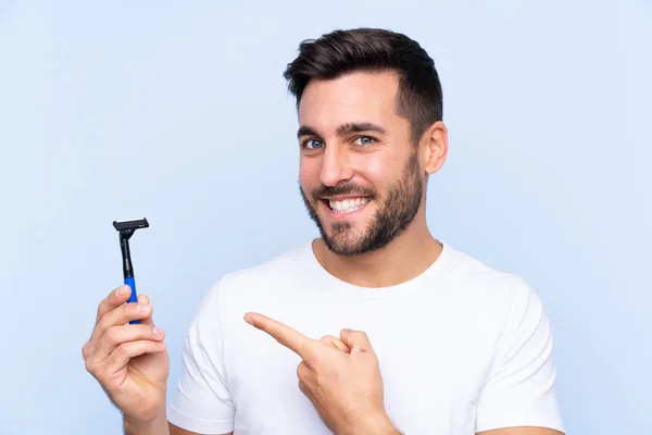 Jovem Homem Bonito Barbeando Sua Barba Sobre Fundo Isolado Apontando — Fotografia de Stock