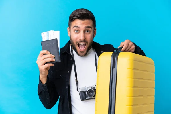 Cestovatel drží kufr a pas nad izolovanou chřipkou — Stock fotografie