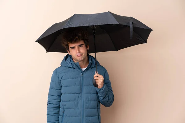 男は悲しい表情で隔離された背景に傘を保持 — ストック写真