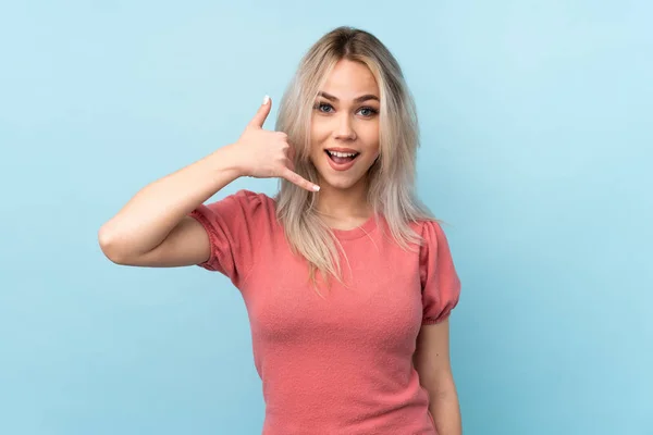 Tonårstjej Över Isolerad Blå Bakgrund Gör Telefongest Kalla Mig Tillbaka — Stockfoto