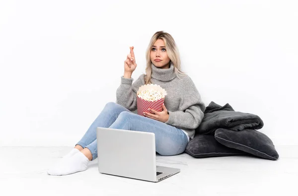 Ragazza Bionda Adolescente Che Mangia Popcorn Mentre Guarda Film Sul — Foto Stock