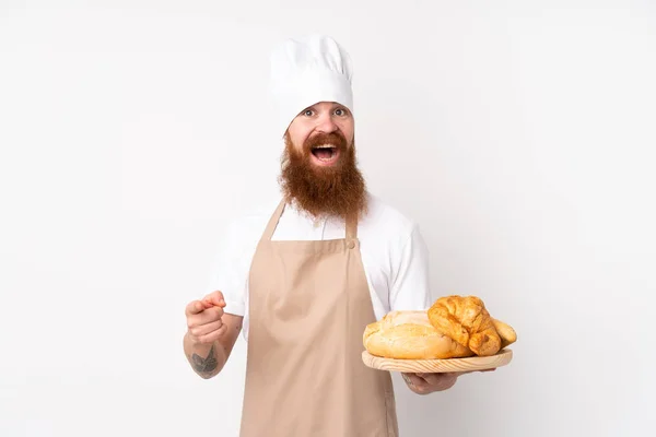 Rothaariger Mann Kochuniform Bäcker Hält Überrascht Einen Tisch Mit Mehreren — Stockfoto