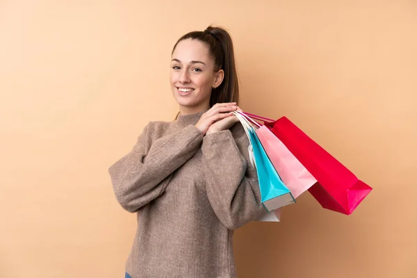 Jeune Femme Brune Sur Fond Isolé Tenant Des Sacs Provisions — Photo