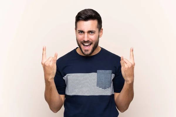 Jovem Homem Bonito Com Barba Sobre Fundo Isolado Fazendo Gesto — Fotografia de Stock