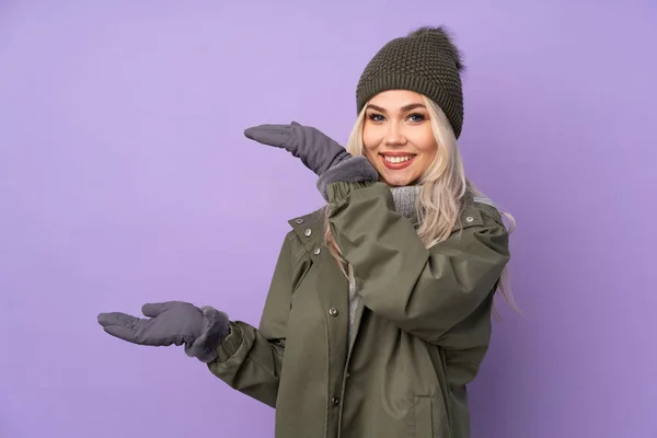 Menina Loira Adolescente Com Chapéu Inverno Sobre Fundo Roxo Isolado — Fotografia de Stock