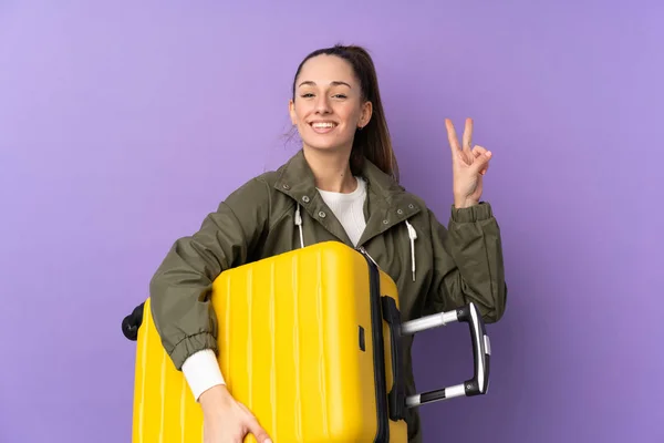 Jonge Brunette Vrouw Geïsoleerde Paarse Achtergrond Vakantie Met Reizen Koffer — Stockfoto
