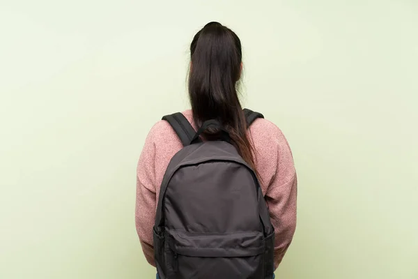 Jovem Adolescente Menina Asiática Sobre Isolado Fundo Verde Com Mochila — Fotografia de Stock