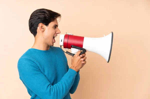 Homem Sobre Fundo Isolado Gritando Através Megafone — Fotografia de Stock