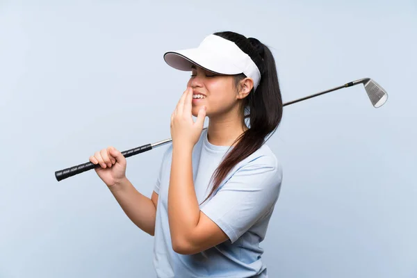 Jeune Golfeur Asiatique Fille Sur Fond Bleu Isolé Souriant Beaucoup — Photo
