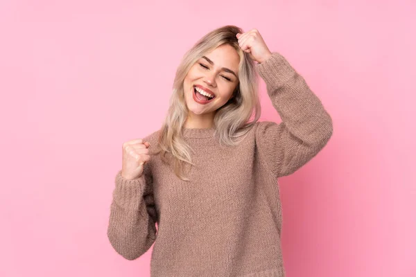 Adolescente Rubia Chica Usando Suéter Sobre Aislado Rosa Fondo Celebrando — Foto de Stock