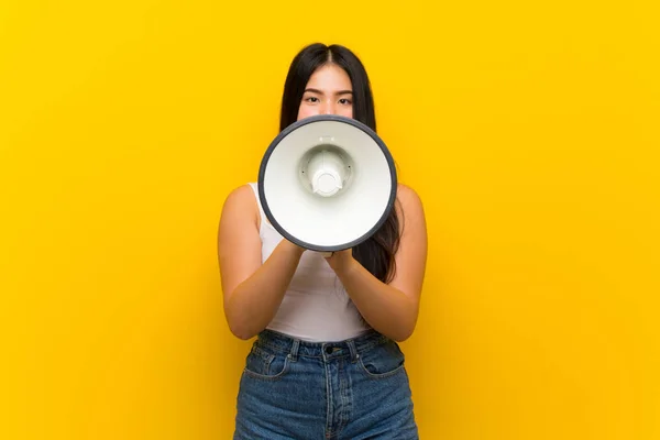 Jovem Adolescente Asiático Menina Sobre Isolado Amarelo Fundo Gritando Através — Fotografia de Stock