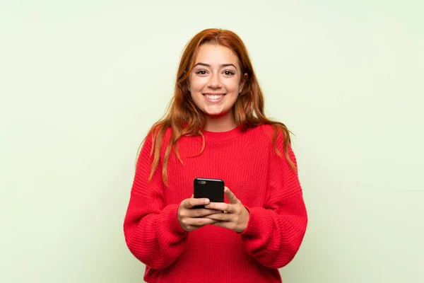 Teenager Rothaarige Mädchen Mit Pullover Über Isolierten Grünen Hintergrund Mit — Stockfoto
