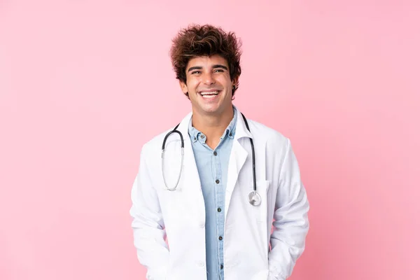 Homem Caucasiano Jovem Sobre Fundo Rosa Isolado Com Vestido Médico — Fotografia de Stock