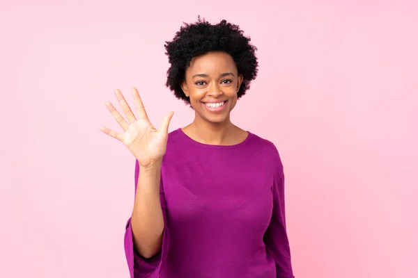 Africano Mulher Americana Sobre Isolado Fundo Rosa Contando Cinco Com — Fotografia de Stock