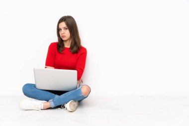 Polisle çalışan hassas kız üzgün ve depresif ifadesiyle beyaz arka planda izole edilmiş.