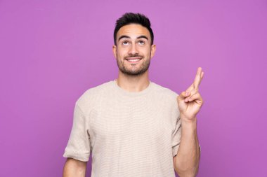 Genç, yakışıklı, soyutlanmış, mor bir geçmişi var. Parmakları çapraz ve en iyisini diliyor.