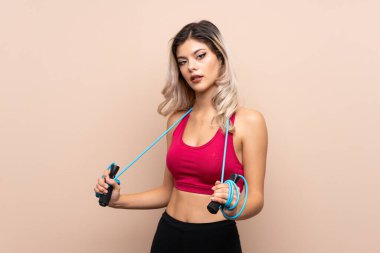 İp atlama konusunda izole edilmiş genç bir kız.