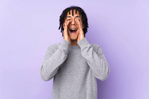 Young African American Man Isolated Purple Background Shouting Announcing Something — Stock Photo, Image