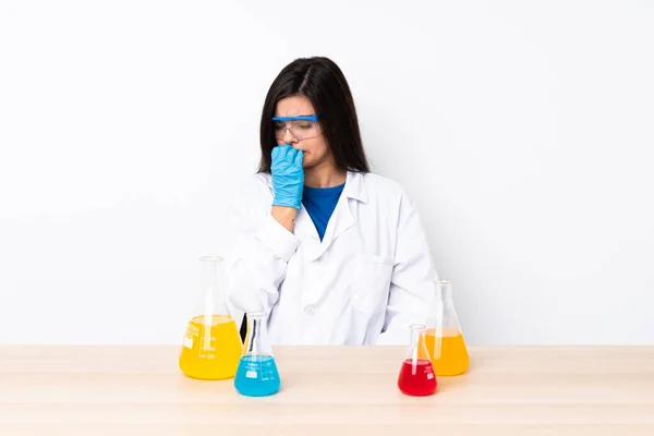 Mujer Científica Joven Una Mesa Que Tiene Dudas — Foto de Stock