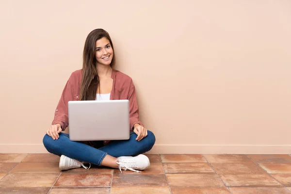 Teenager Student Girl Sitting Floor Laptop Laughing — 图库照片
