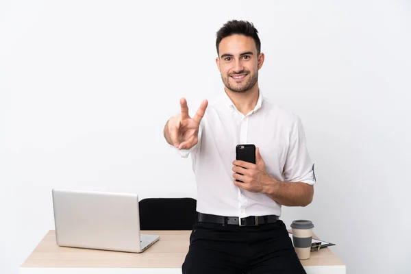Yerinde Cep Telefonu Olan Genç Bir Adamı Gülümsüyor Zafer Işareti — Stok fotoğraf