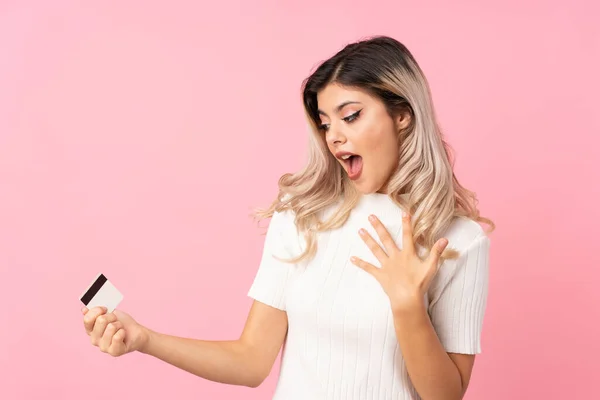 Teenager Girl Isolated Pink Background Holding Credit Card — Stock Photo, Image