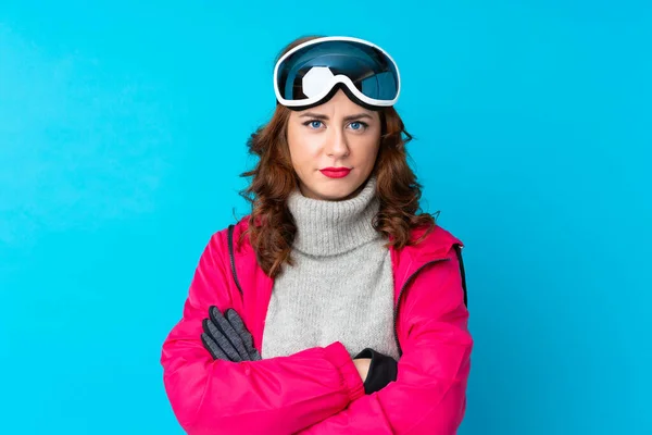 Donna Sciatrice Con Occhiali Snowboard Sopra Isolato Muro Blu Tenendo — Foto Stock