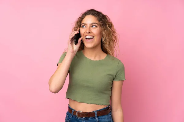 Mujer Rubia Joven Con Pelo Rizado Aislado Sobre Fondo Rosa — Foto de Stock