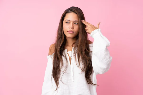 Menina Brasileira Jovem Sobre Fundo Rosa Isolado Com Problemas Fazendo — Fotografia de Stock