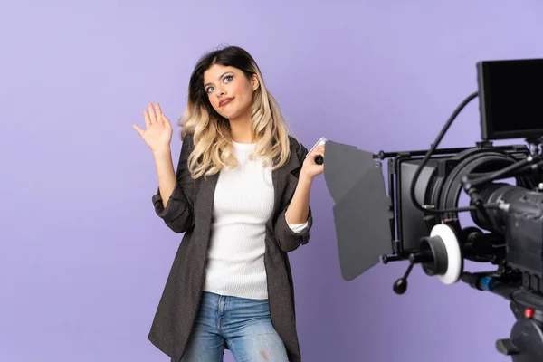 Repórter Adolescente Segurando Microfone Reportando Notícias Isoladas Fundo Roxo Fazendo — Fotografia de Stock