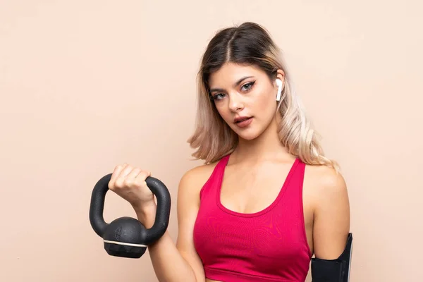 Tiener Sport Meisje Geïsoleerde Achtergrond Maken Gewichtheffen Met Kettlebell — Stockfoto