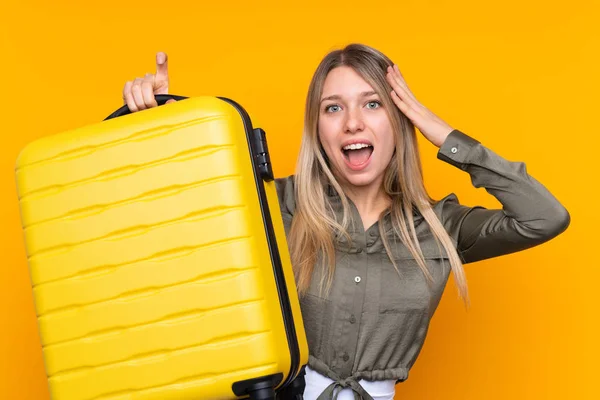 Mladá Blondýna Žena Přes Izolované Žluté Pozadí Dovolené Cestovním Kufříkem — Stock fotografie