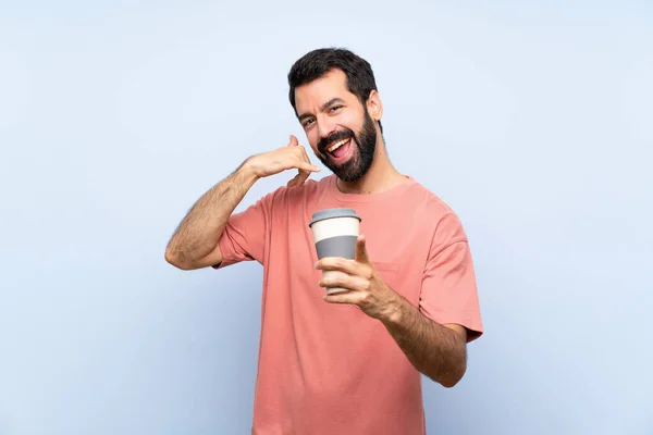 Jeune Homme Avec Barbe Tenant Café Emporter Sur Fond Bleu — Photo