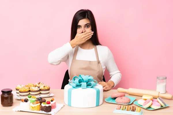 Konditor Mit Einem Großen Kuchen Auf Einem Tisch Über Isoliertem — Stockfoto