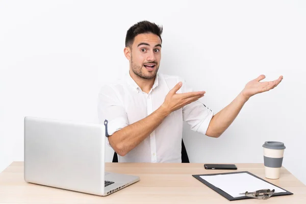 Joven Hombre Negocios Con Teléfono Móvil Lugar Trabajo Que Extiende —  Fotos de Stock