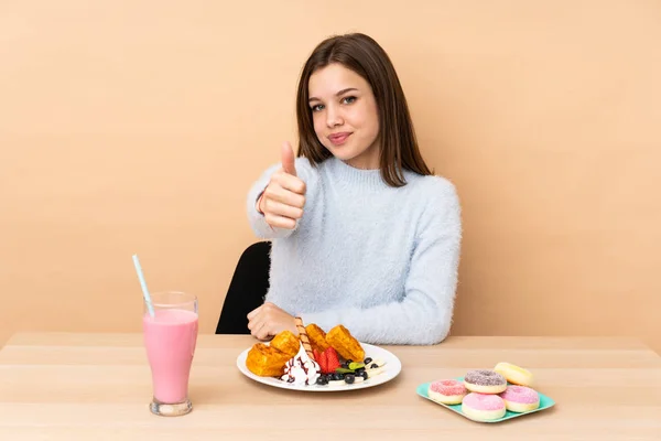 Chica Adolescente Comiendo Gofres Aislados Sobre Fondo Beige Con Los —  Fotos de Stock