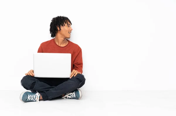 Fiatal Afro Amerikai Férfi Földön Dolgozik Laptop Oldalsó Helyzetben — Stock Fotó