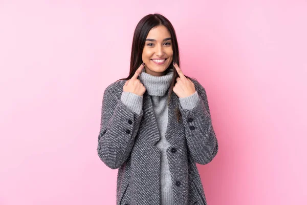 Joven Morena Sobre Fondo Rosa Aislado Sonriendo Con Una Expresión — Foto de Stock