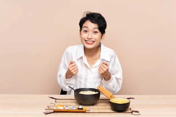 Giovane Ragazza Asiatica Tavolo Con Ciotola Tagliatelle Sushi Che Celebra — Foto Stock