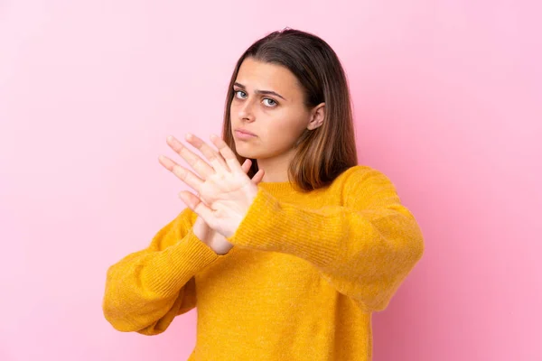 Menina Adolescente Com Suéter Amarelo Sobre Fundo Rosa Isolado Nervoso — Fotografia de Stock