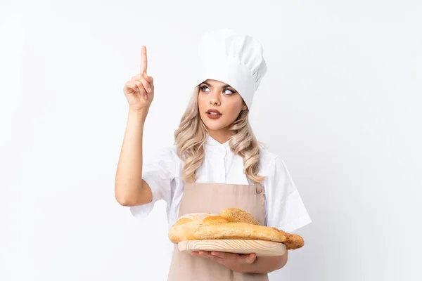 Nastolatka Mundurze Szefa Kuchni Kobieta Piekarz Trzymając Stół Kilku Chlebów — Zdjęcie stockowe