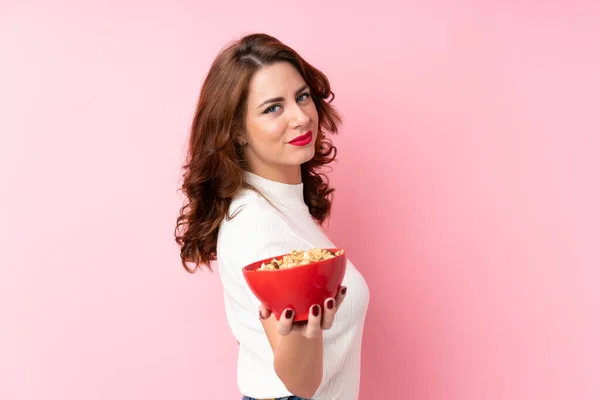 Mujer Rusa Joven Sobre Fondo Rosa Aislado Sosteniendo Tazón Cereales —  Fotos de Stock