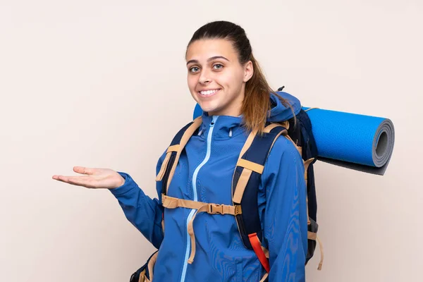 Young Mountaineer Girl Big Backpack Isolated Background Extending Hands Side — Stock Photo, Image