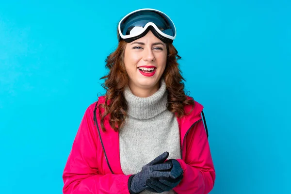 Narciarka Okularami Snowboardowymi Nad Odizolowanymi Niebieskimi Oklaskami — Zdjęcie stockowe