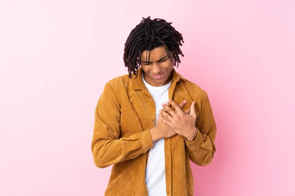 Joven Hombre Afroamericano Con Chaqueta Pana Sobre Fondo Rosa Aislado — Foto de Stock