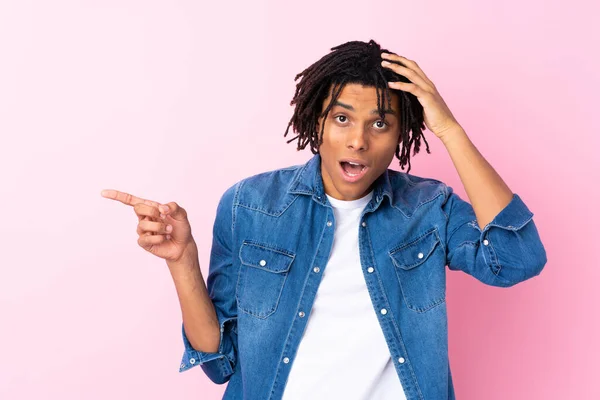 Jovem Afro Americano Com Camisa Jean Sobre Fundo Rosa Isolado — Fotografia de Stock