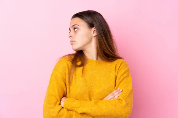 Menina Adolescente Com Suéter Amarelo Sobre Isolado Retrato Fundo Rosa — Fotografia de Stock