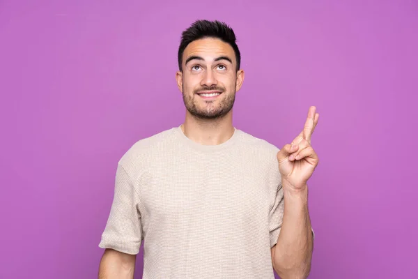 Joven Hombre Guapo Sobre Fondo Púrpura Aislado Con Los Dedos — Foto de Stock